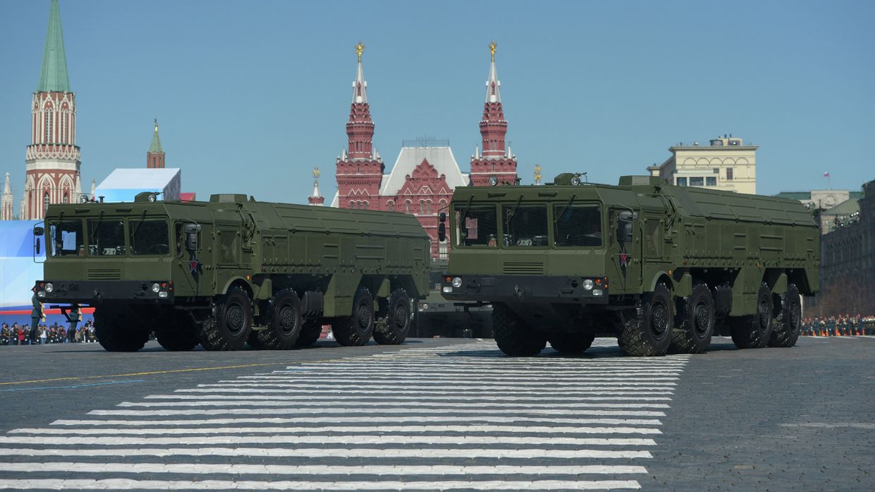 Оперативно-тактический ракетный комплекс ПУ Искандер-М проходит по Красной площади во время генеральной репетиции парада Победы