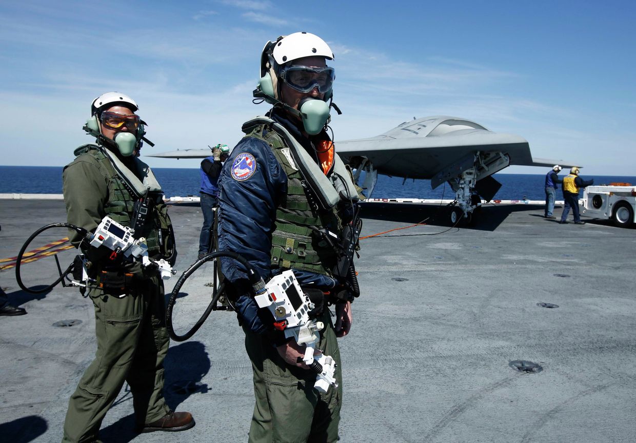 Запуск американского беспилотника X-47B с авианосца Джордж Буш