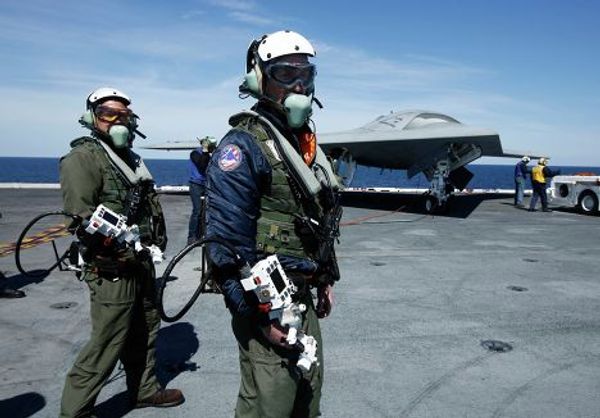 Запуск американского беспилотника X-47B с авианосца Джордж Буш