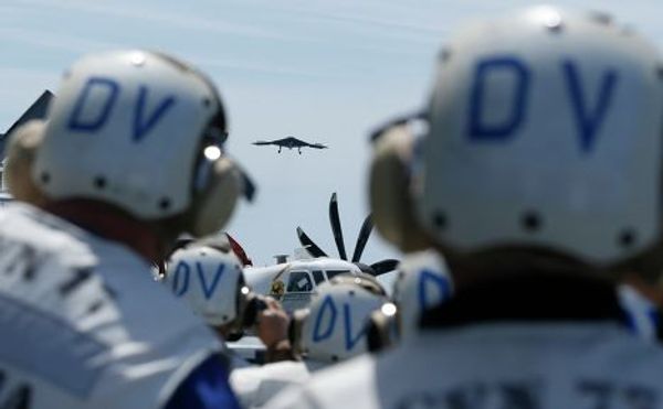 Запуск американского беспилотника X-47B с авианосца Джордж Буш