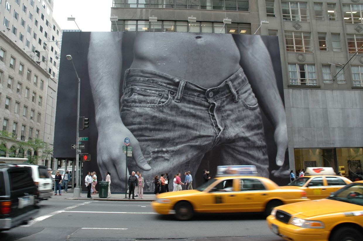 Реклама марки Abercrombie & Fitch