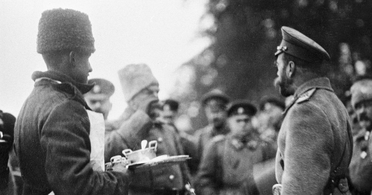 Николай II пробует солдатский обед