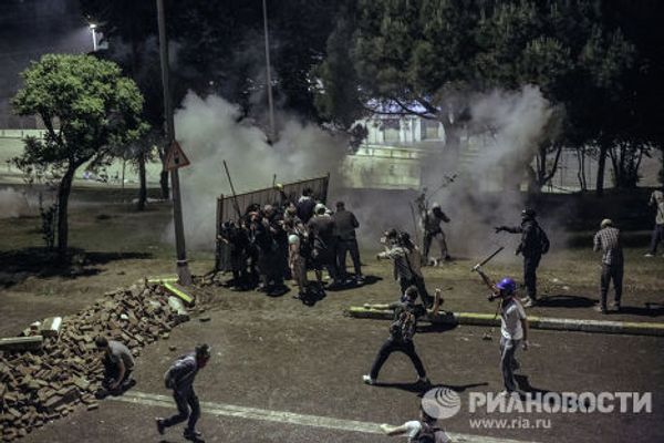 Протестующие во время столкновения с сотрудниками полиции в Стамбуле