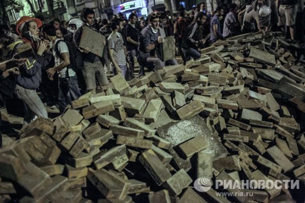 Протестующие строят баррикады во время столкновения с сотрудниками полиции в Стамбуле
