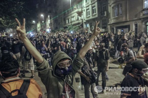 Протестующие строят баррикады во время столкновения с сотрудниками полиции в Стамбуле