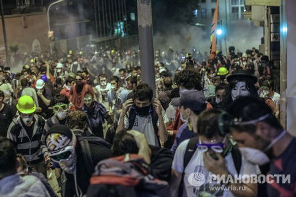 Протестующие во время столкновения с сотрудниками полиции в Стамбуле