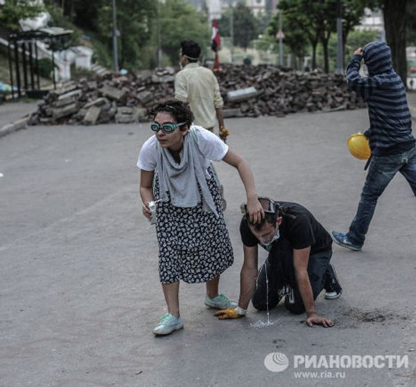 Протестующие во время столкновения с сотрудниками полиции в Стамбуле