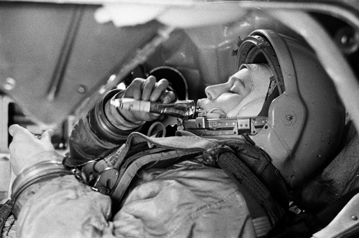 Б. Смирнов. Валентина Терешкова в тренажере космического корабля Восток. Выставка Первые космонавты