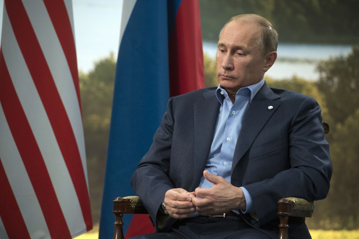 Владимир Путин во время встречи с Бараком Обамой в рамках саммита G8 в Северной Ирландии