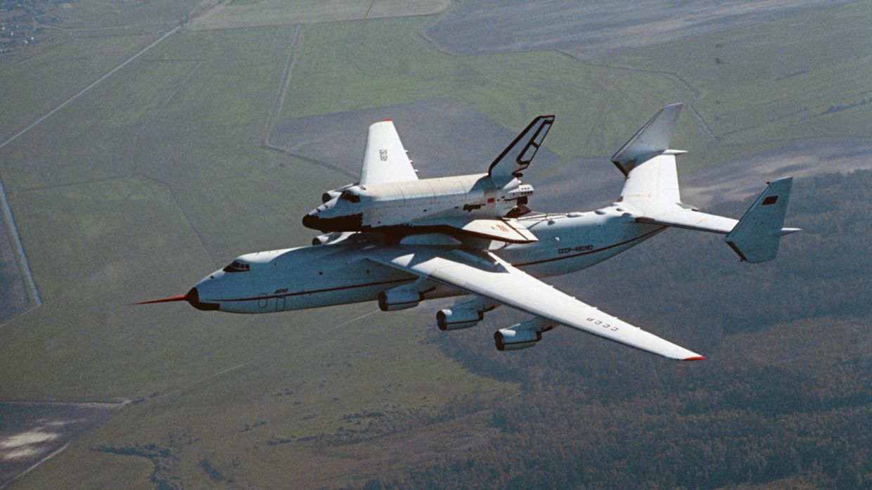 АН-225 с Бураном на внешней подвеске в полете