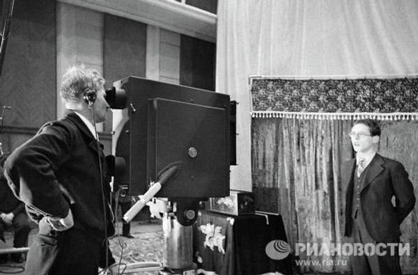 Диктор Юрий Левитан во время съемок в студии