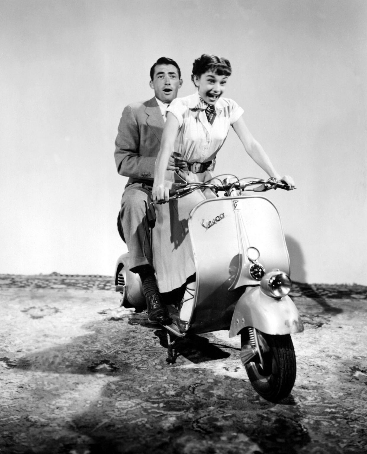 Одри Хепбёрн и Грегори Пек на мотороллере Vespa в фильме «Римские каникулы»