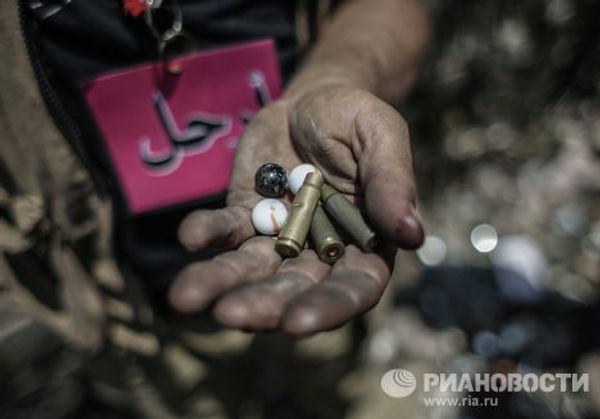 Автоматные гильзы и картечь в руках демонстранта