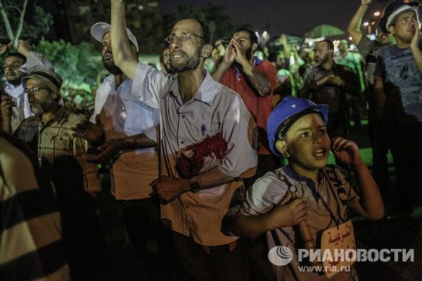 Участники митинга в поддержку президента Моххамеда Мурси в палаточном лагере возле мечети Рабия Адавия