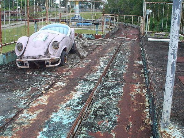 Заброшенный аттракцион на острове Пемба в Танзании