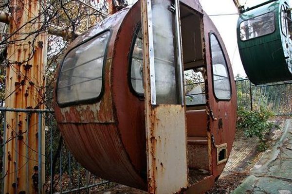 Заброшенный аттракцион в парке развлечений в г. Новара, Япония