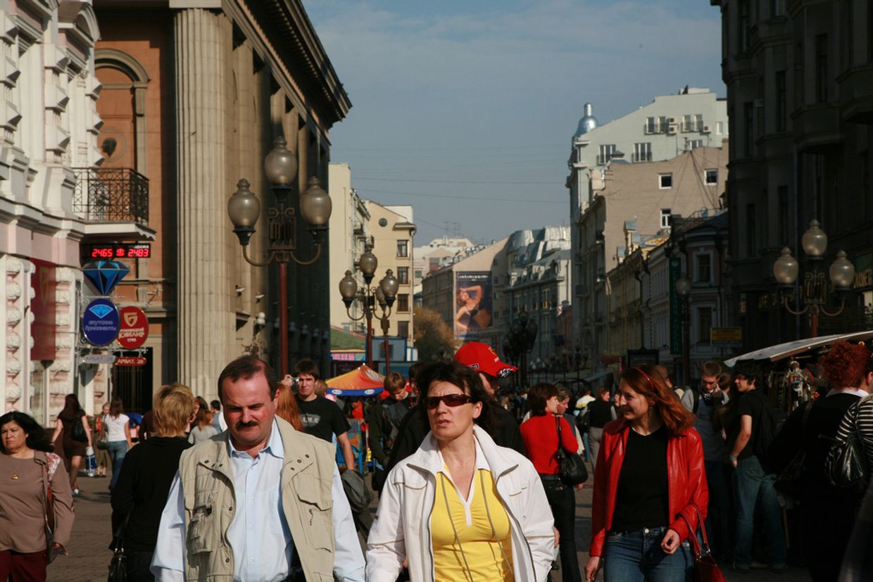 Прохожие на Старом Арбате