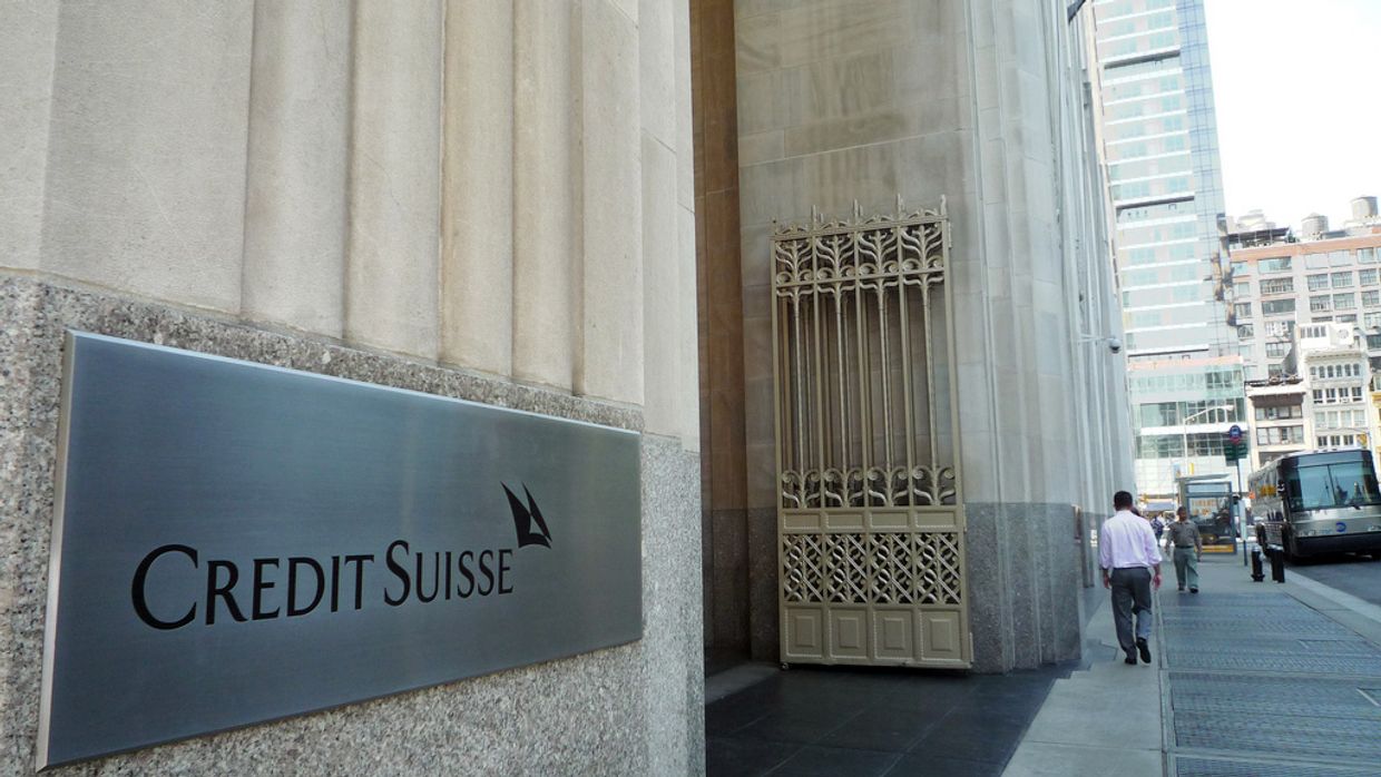 Вывеска банка  Credit Suisse
