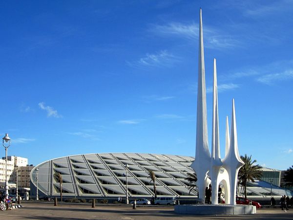 Библиотека Александрина на берегу Средиземного моря в Александрии, Египет