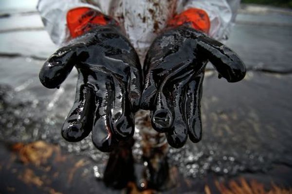 Очистка пляжа от крупного нефтяного пятна в Таиланде