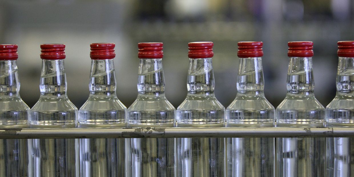 Бутылки с водкой на транспортере на Казанском ликеро-водочном заводе