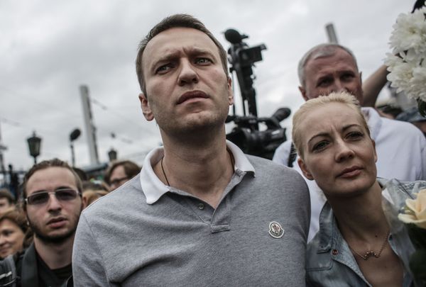 кандидат в мэры Москвы Алексей Навальный с супругой Юлией на Ярославском вокзале кандидат в мэры Москвы Алексей Навальный с супругой Юлией на Ярославском вокзале
