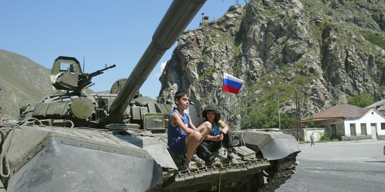 Российский танк в пригороде Цхинвала