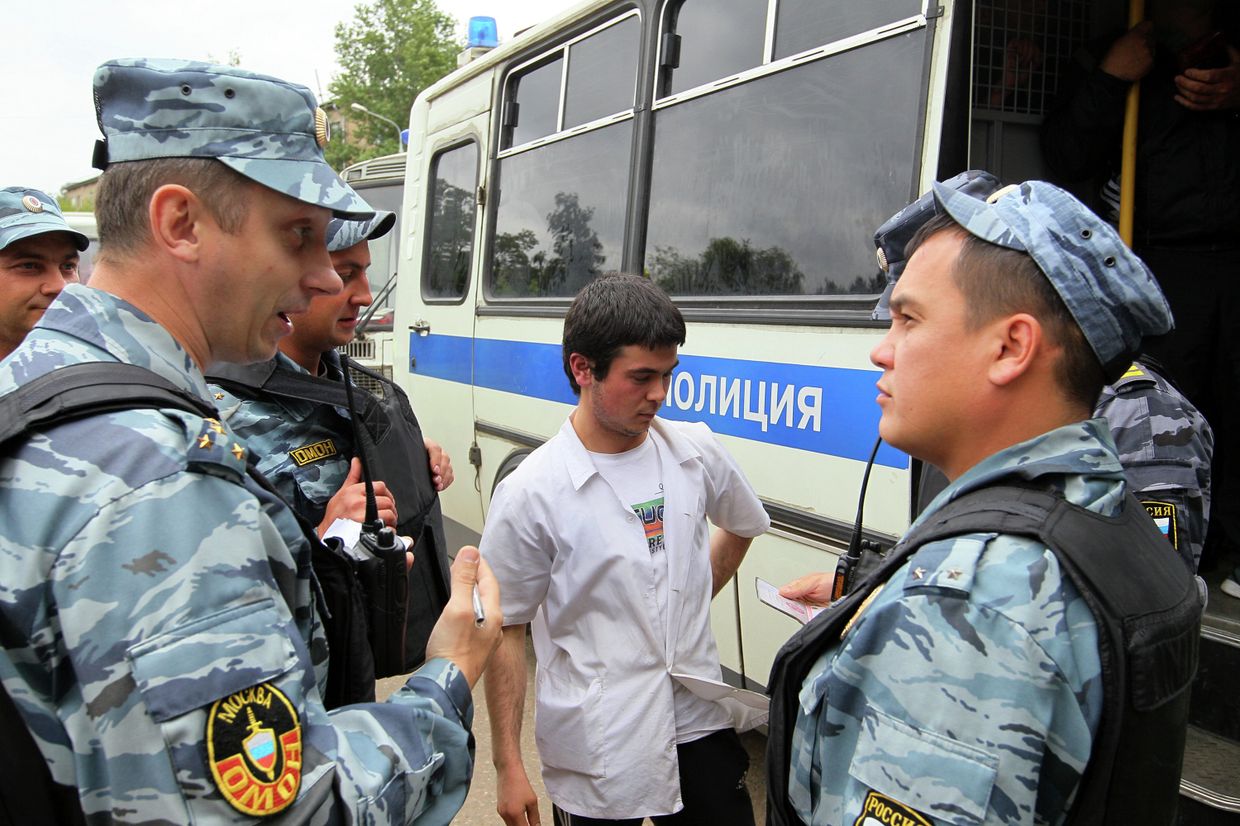 Массовые проверки на московских рынках после нападения на оперативников