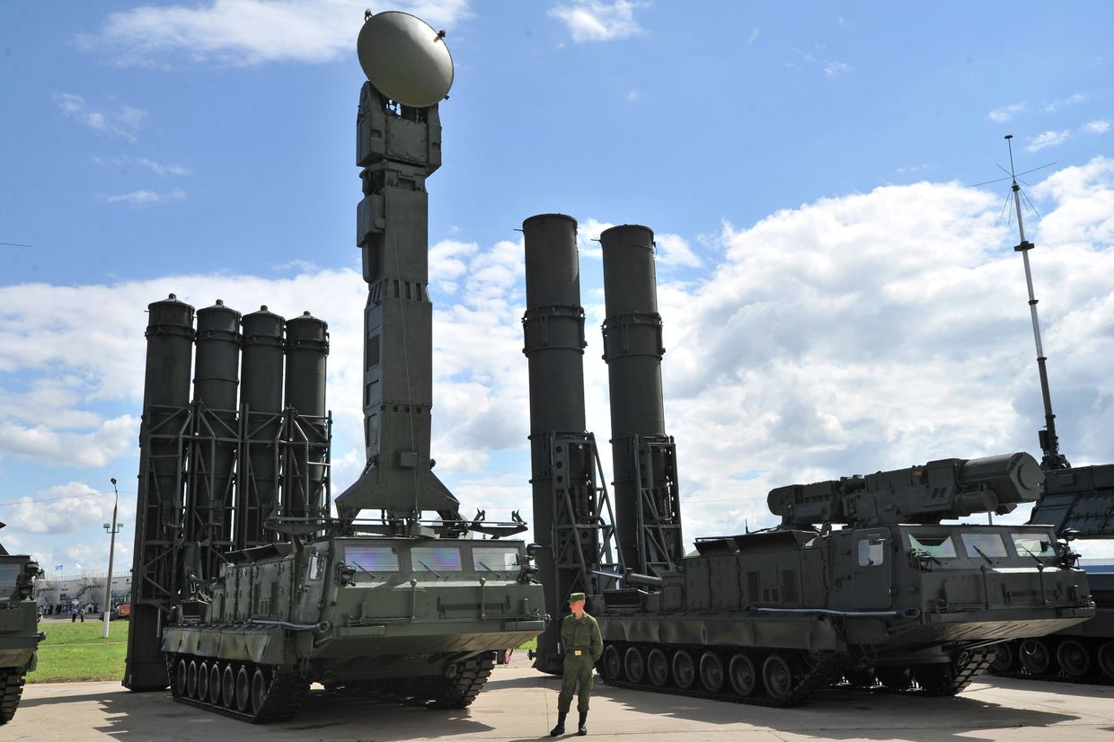 Зенитная ракетная система дальнего действия ЗРС С-300В и С-300ВМ (слева)