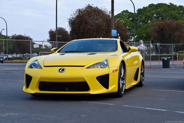 Автомобиль Lexus