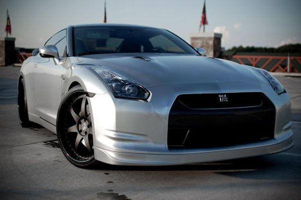 Автомобиль Nissan GT-R