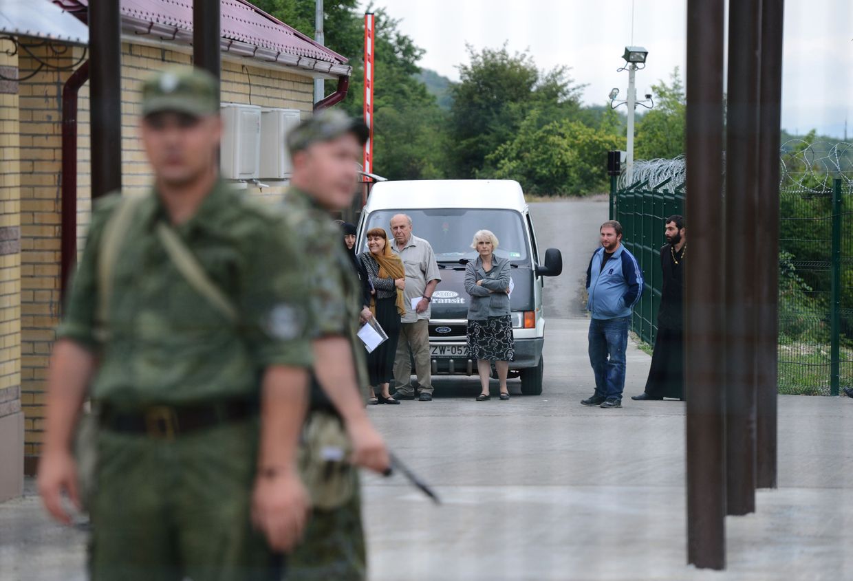 Граждане Грузии в ожидании разрешения пересечения границы Южной Осетии