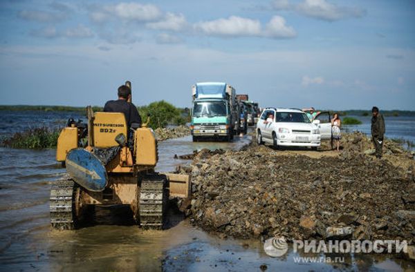 Движение автотранспорта и ремонтные работы на трассе Р454 Хабаровск-Комсомольск, пострадавшей от паводка