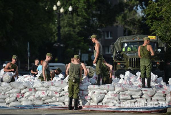 Военнослужащие строят дополнительную дамбу на набережной Хабаровска