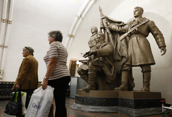 Памятник в переходе на станцию метро «Белорусская»