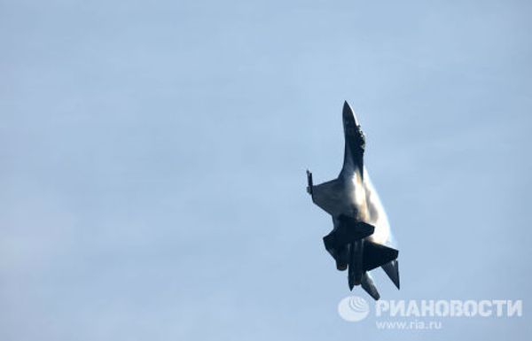 Многоцелевой сверхманевренный истребитель Су-35 во время демонстрационного полета на авиасалоне МАКС-2013 Многоцелевой сверхманевренный истребитель Су-35 во время демонстрационного полета на авиасалоне МАКС-2013
