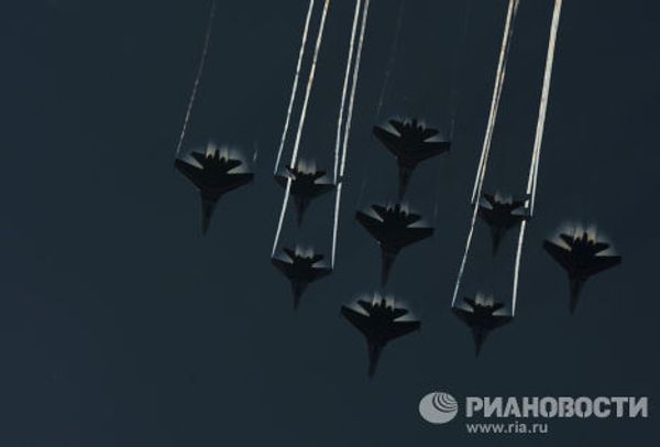 Демонстрационные полеты пилотажных групп «Русские витязи» и «Стрижи» на авиасалоне МАКС-2013 Демонстрационные полеты пилотажных групп «Русские витязи» и «Стрижи» на авиасалоне МАКС-2013