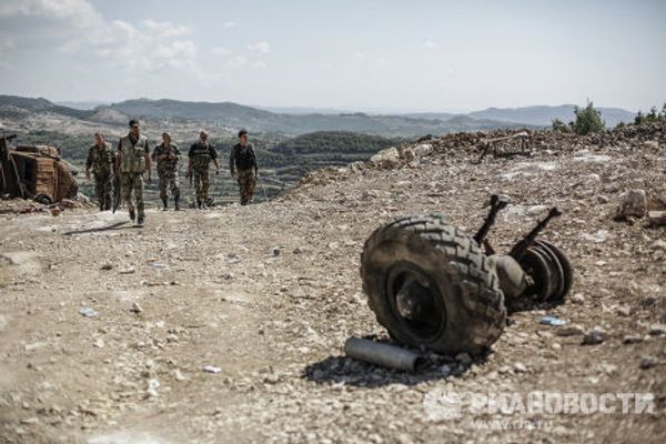 Солдаты правительственных войск во время боевых действий неподалеку от турецкой границы