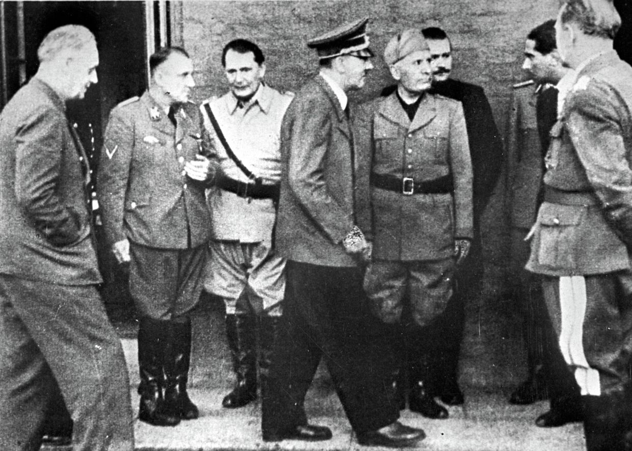 Министр иностранных дел Германии Иоахим фон Риббентроп, рейхсляйтер Мартин Борман, рейхсмаршал Герман Геринг, фюрер Адольф Гитлер, дуче Бенито Муссолини