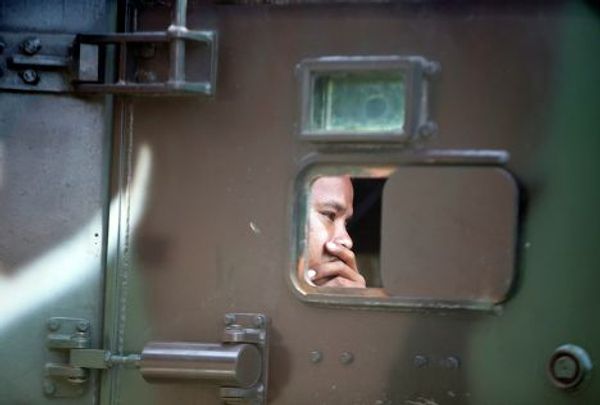 Правительственный солдат в иллюминаторе бронированного автомобиля