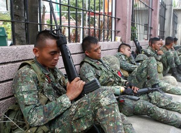 Отдыхающие солдаты во время затишья боев