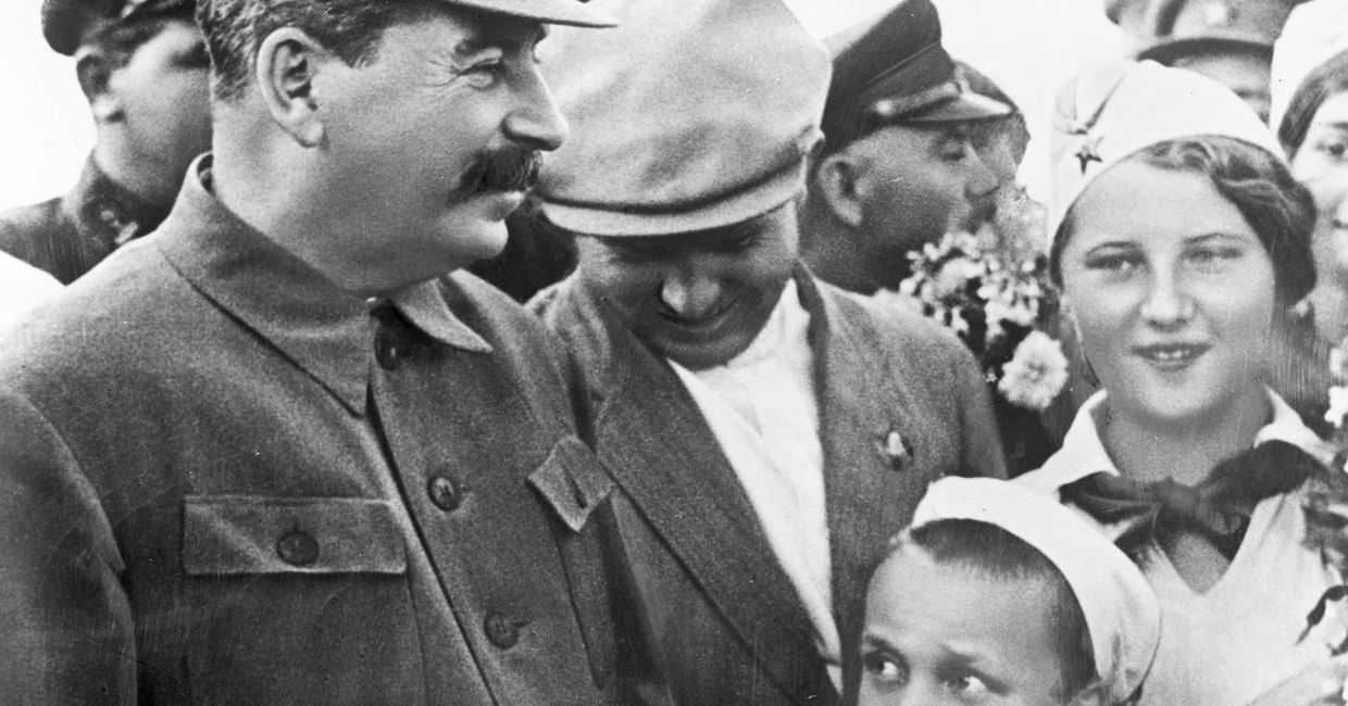 Иосиф Сталин и Вячеслав Молотов на встрече с пионерами