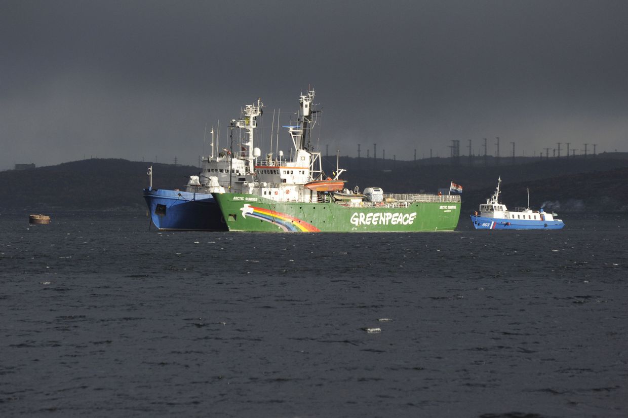 Судно Arctic Sunrise в Кольском заливе