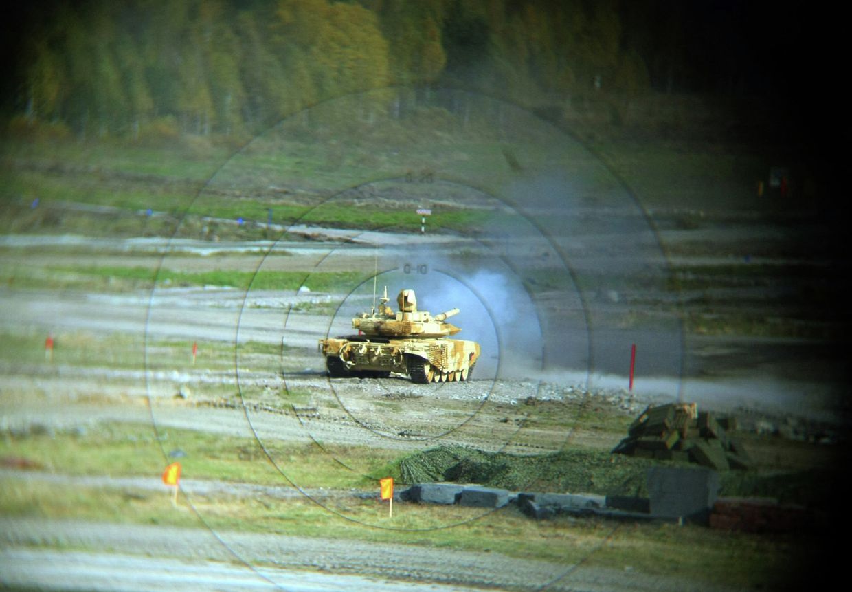 Танк Т-90С, экспортный вариант танка Т-90, во время демонстрационного показа военной техники в рамках IX Международной выставки вооружения, военной техники и боеприпасов в Нижнем Тагиле.