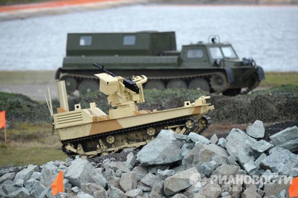 Боевой робот, вооруженный пулеметом Корд