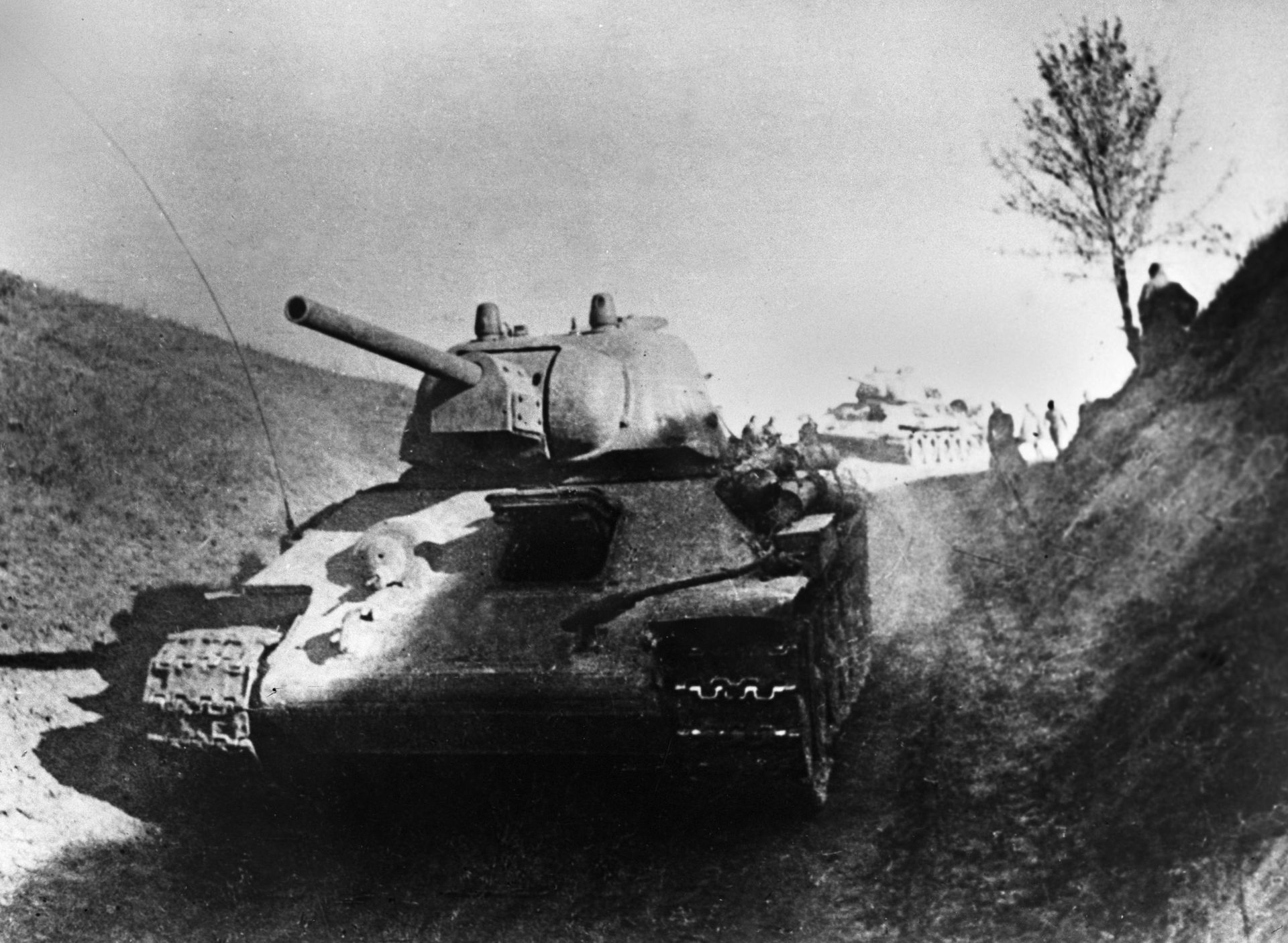 Советские танки Т-34 во время атаки на правом берегу Днепра Советские танки Т-34 во время атаки на правом берегу Днепра - ИноСМИ, 1920, 10.10.2021