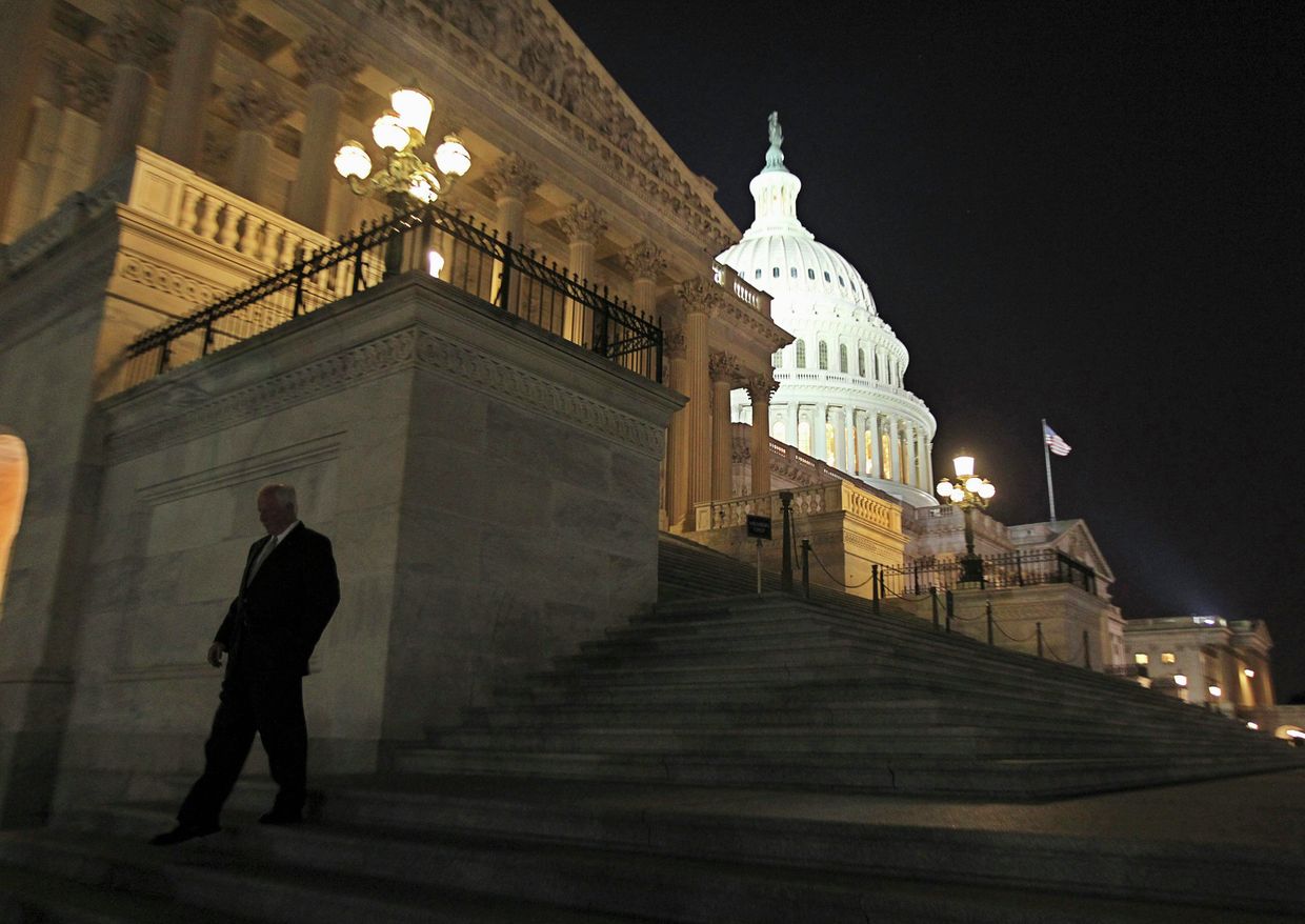 Член палаты представителей США выходит из здания Конгресса, 1 октября 2013