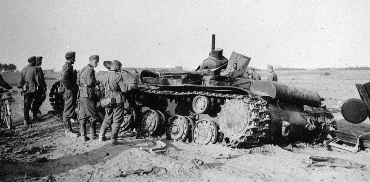 Немецкие солдаты рассматривают подбитый КВ-1. Район Каунаса, 1941