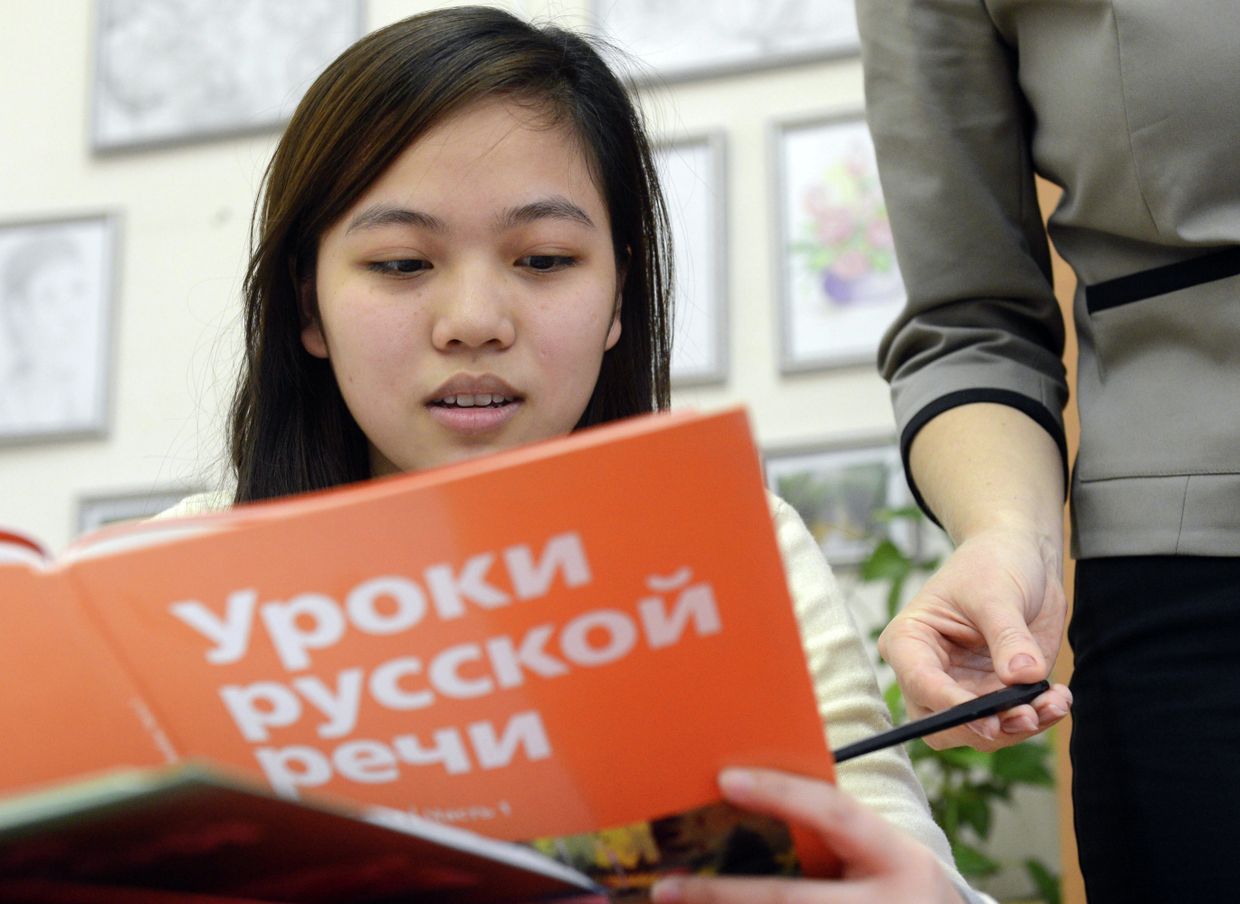 Учащаяся вечерней школы № 90 во время урока русского языка