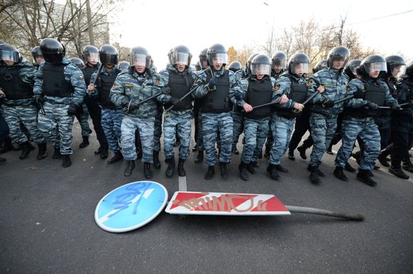 Сотрудники ОМОНа в оцеплении возле торгового центра «Бирюза» в московском районе Бирюлево